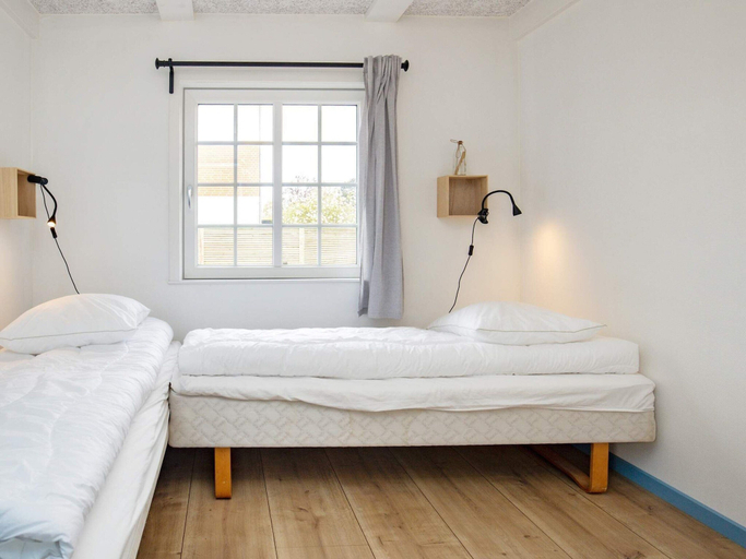 Room 3, 10 Person Holiday Home in Marstal, Ærø