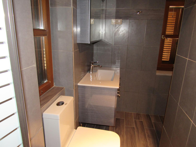 Bathroom 4, Kyrimi, Peloponnese