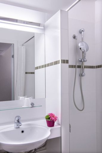 Bathroom 4, B&B HOTEL La Rochelle Centre, Charente-Maritime