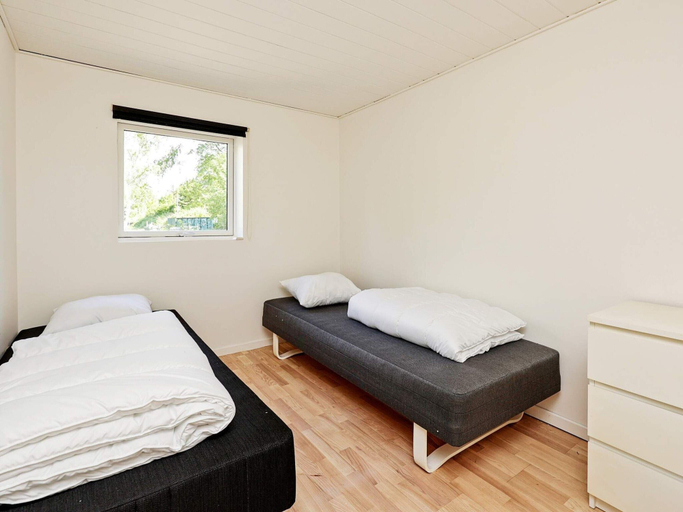 Room 4, 10 Person Holiday Home in Dragor, Tårnby