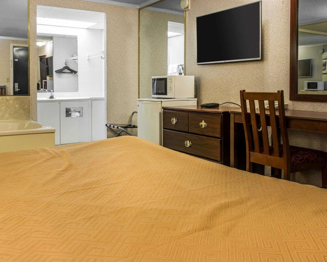 Bedroom 3, Rodeway Inn, Oakland