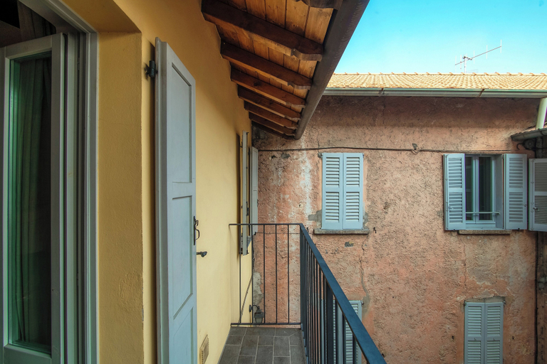 Room 4, Lake Nest, Como