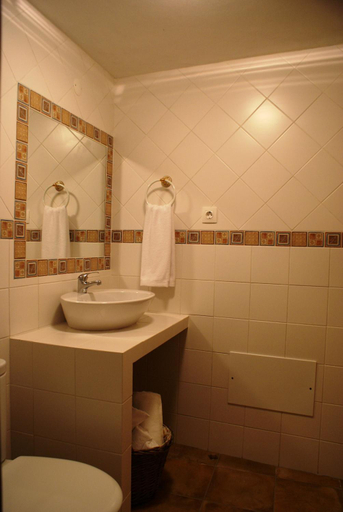 Bathroom 3, Encosta do Castelo, Portel