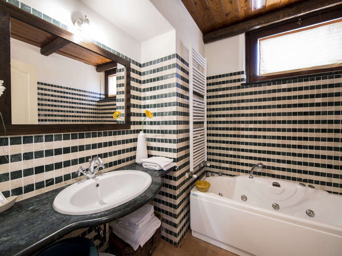 Bathroom 5, Apartment in Marche With Pool and BBQ, Ascoli Piceno