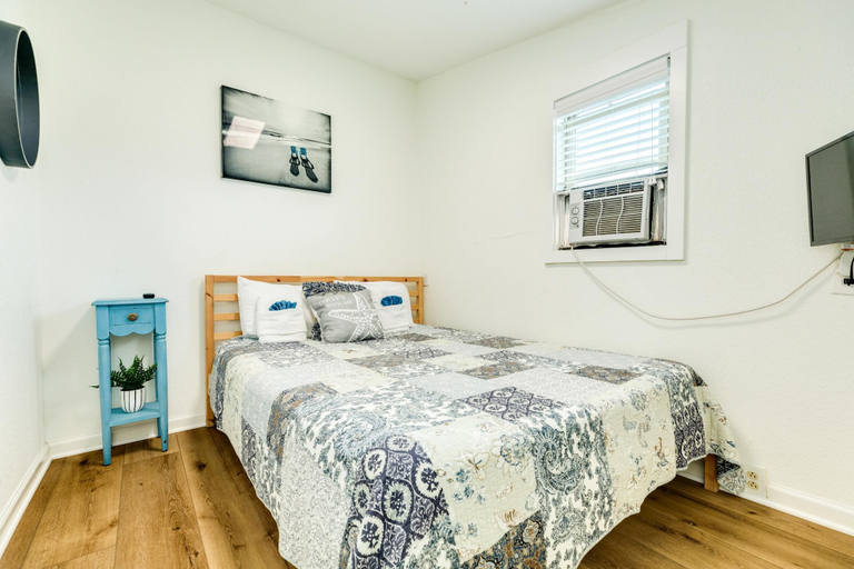 Room 4, Cute Beach Bungalow Walk to the Beach, Galveston