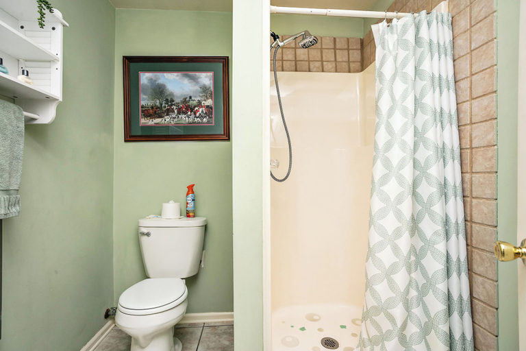 Bathroom 4, Maple Hill Manor, Washington