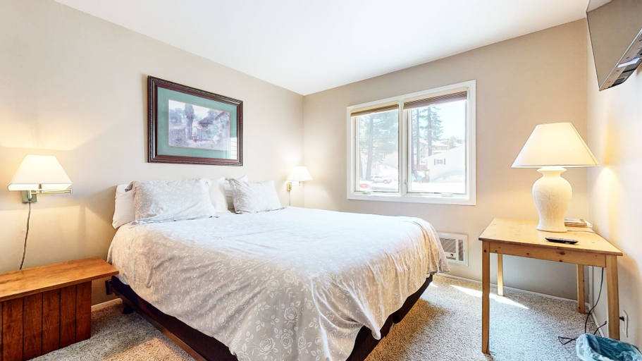 Room 2, Lakeview Villas #27 3 Bedroom Condo by RedAwning, Mono