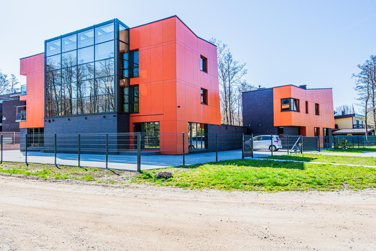 Exterior & Views