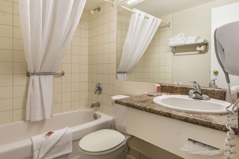 Bathroom 4, Econo Lodge Orillia, Simcoe