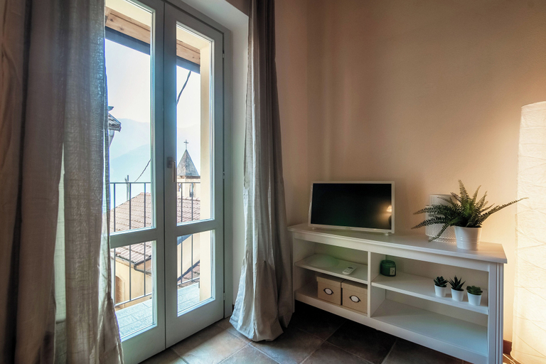 Room 2, Lake Nest, Como