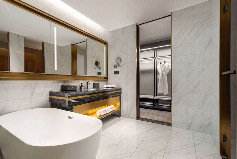 Bathroom, Ramada By Wyndham Yichang Riverside, Yichang