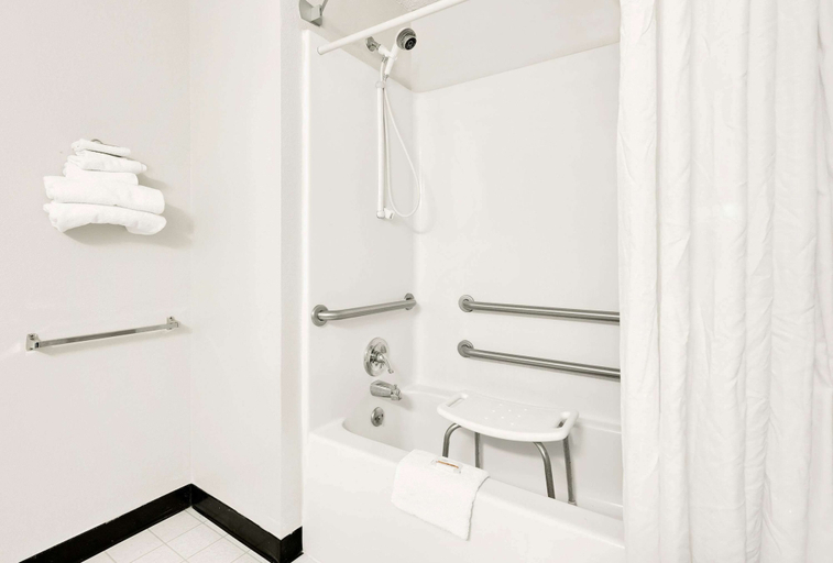 Bathroom 4, Super 8 by Wyndham Marshall, Saline