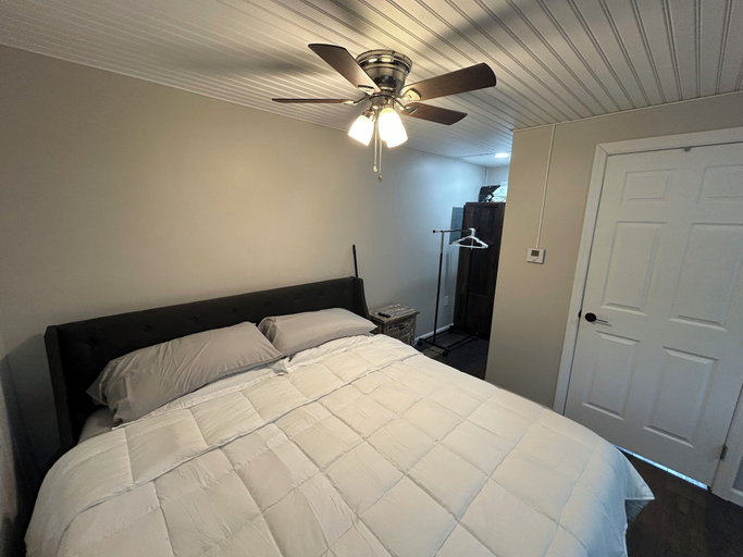 Bedroom 3, Meads Motel, Erie