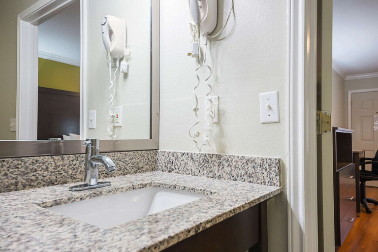 Bathroom 4, Quality Inn DeRidder, Beauregard