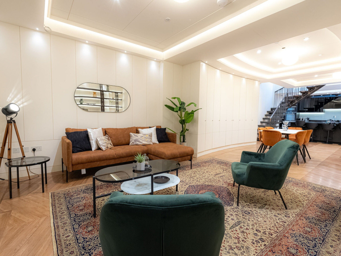 Living area 2, Discover The Underworld Five Bedroom by Belvilla, London