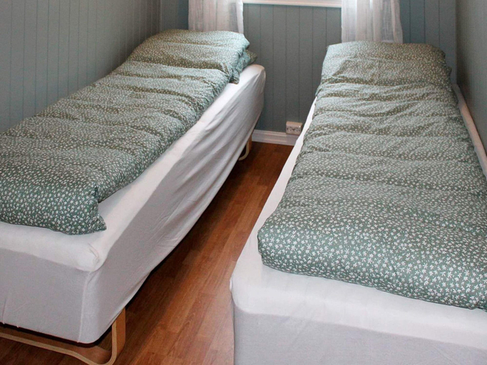 Room 5, 6 Person Holiday Home in Averoy, Averøy