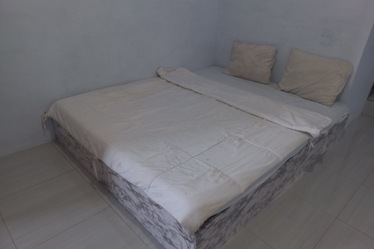 Bedroom 2, Hotel O Guest House Cinta Damai, Tegal