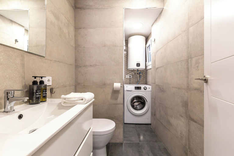 Bathroom 3, Picasso Suites Cornellá, Barcelona