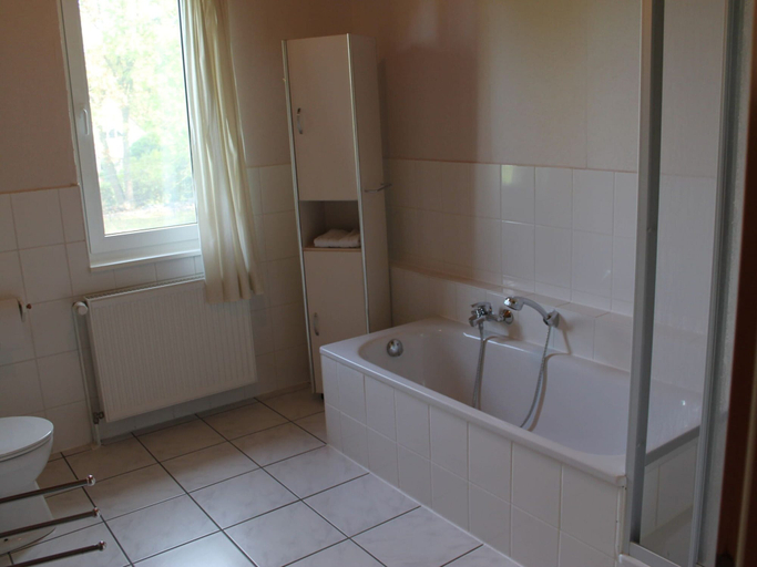 Bathroom 3, Luxuriose Ferienwohnung in Boddin mit Garten, Rostock