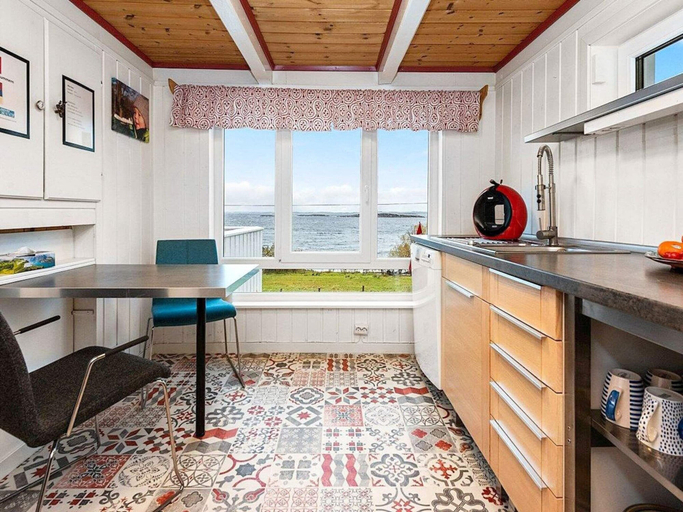 Private kitchen 3, 6 Person Holiday Home in Midsund, Midsund