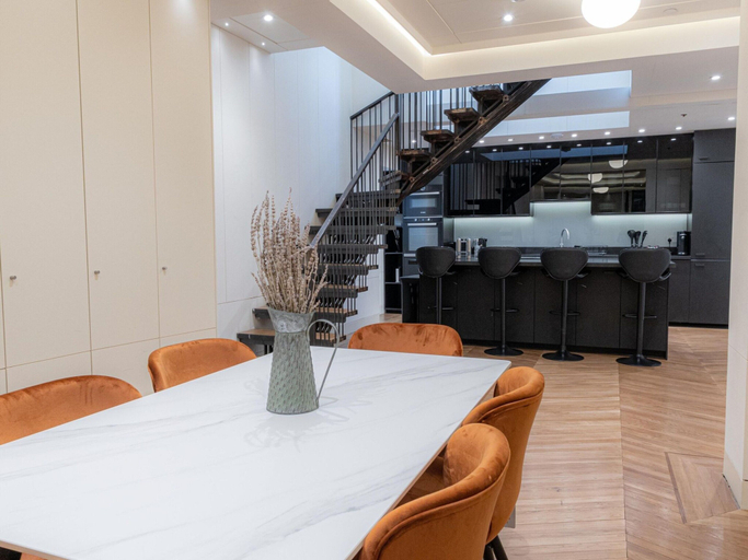 Dining 3, Discover The Underworld Five Bedroom by Belvilla, London