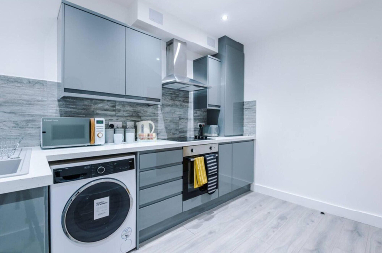 Private kitchen 5, Old Trafford Two-bedroom Stay by Belvilla, Salford