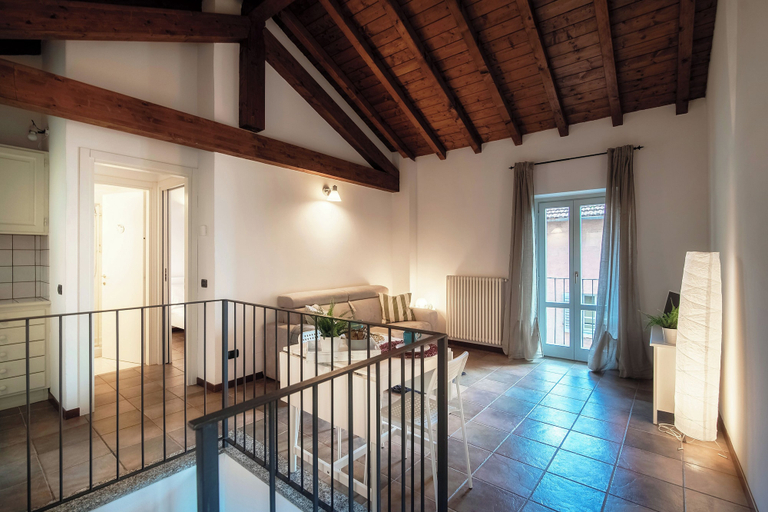 Room 5, Lake Nest, Como