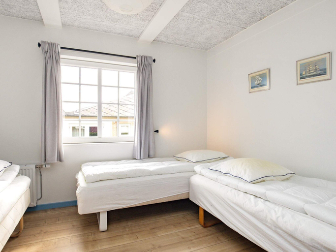 Room 5, 10 Person Holiday Home in Marstal, Ærø