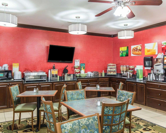 Food & Drinks 5, Quality Inn At Collins Road - Cedar Rapids, Linn