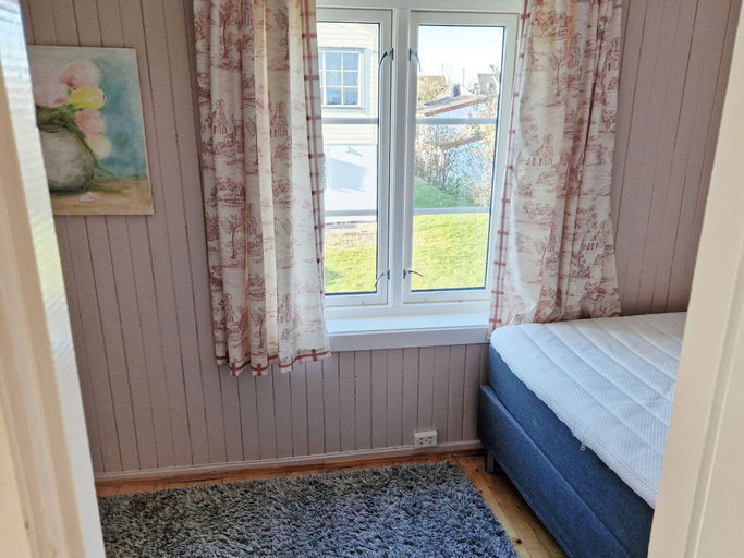 Room 4, 7 Person Holiday Home in Averoy, Averøy