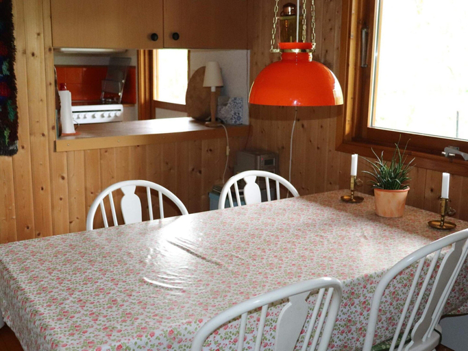 Dining 5, 5 Star Holiday Home in Knared, Laholm