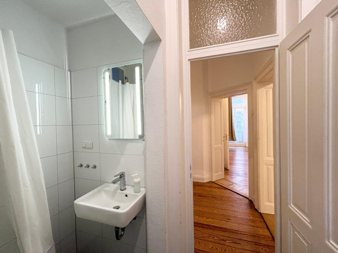 Bedroom 2, IDEE Living: Traumhaftes Altbau Apartment - Balkon, Wiesbaden