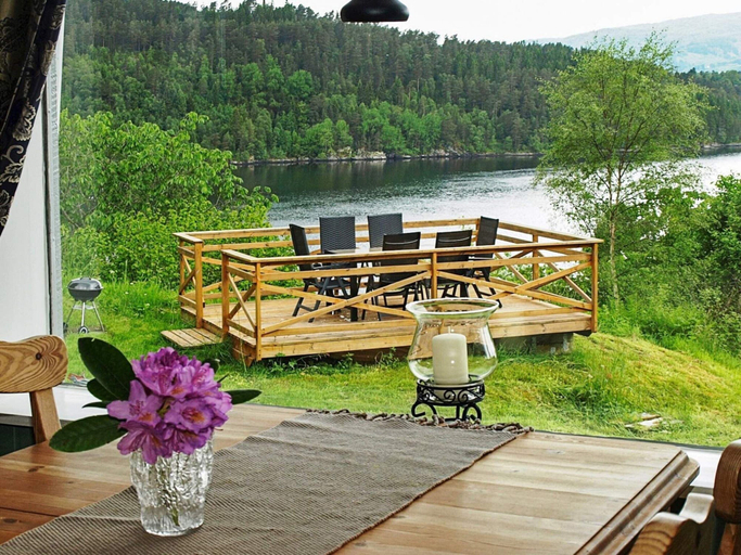 Dining 5, 6 Person Holiday Home in Lonevag, Osterøy