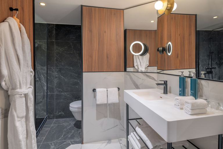 Bathroom 5, Hilton Paris La Defense Hotel, Hauts-de-Seine