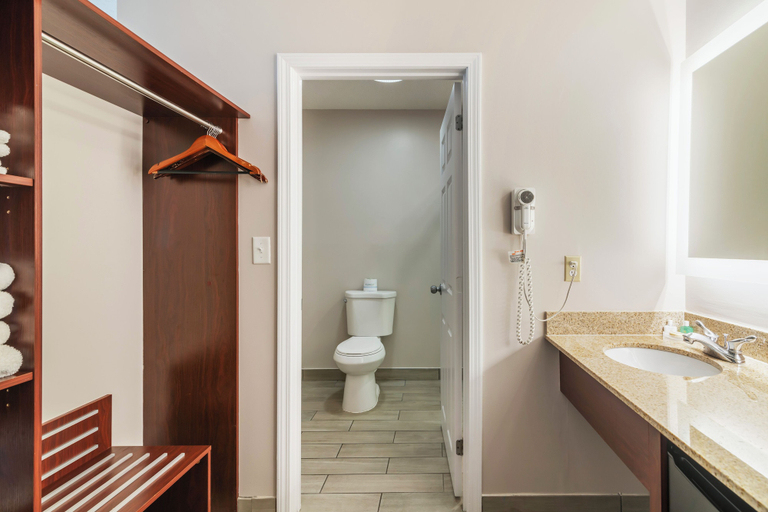 Bathroom 3, Ogunquit River Inn & Suites, York