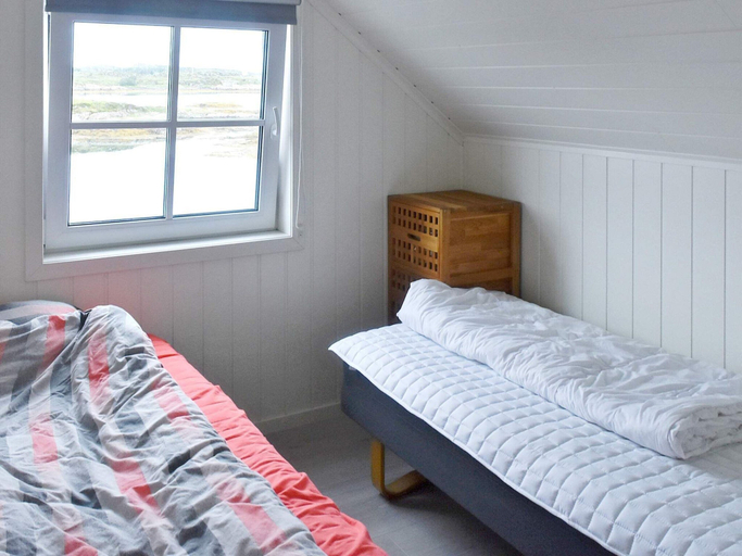 Room 4, 6 Person Holiday Home in Bud, Averøy