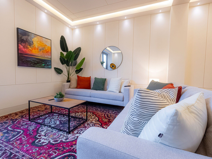 Living area 4, Discover The Underworld Five Bedroom by Belvilla, London
