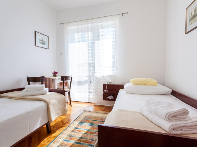 Bedroom 2, Cosy Apartment in Malinska With Barbecue, Malinska-Dubašnica