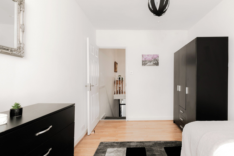 Others 5, 4 Bed House - Sleeps 6 - Garden Pets Wifi, London