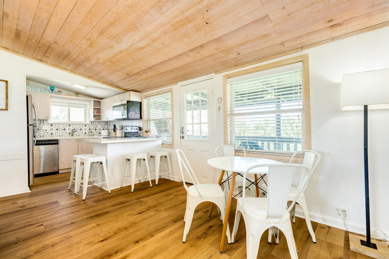 Room 5, Cute Beach Bungalow Walk to the Beach, Galveston