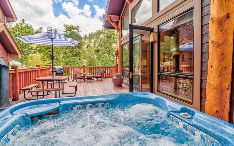 Sport & Beauty 5, Castle Mountain Lodge, Larimer