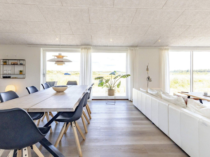 Dining 5, 5 Star Holiday Home in Oksbol, Varde