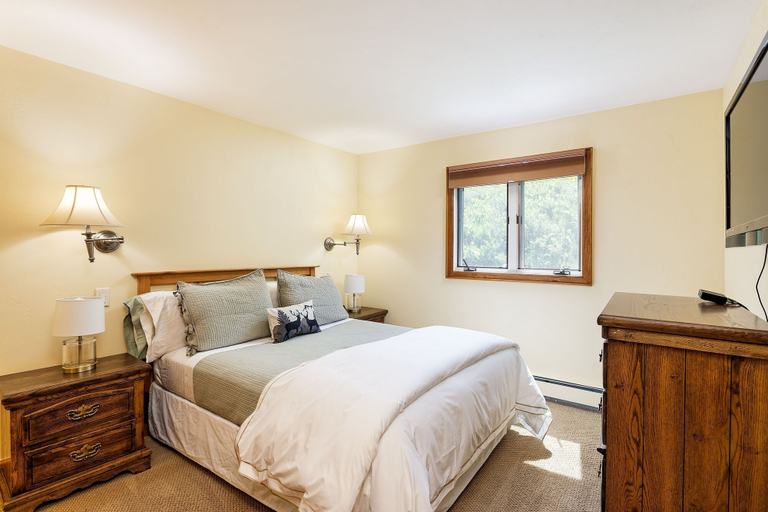 Room 3, Snowmass 2BR Getaway Pool, Hot Tub & Ski Access - D2 by RedAwning, Pitkin