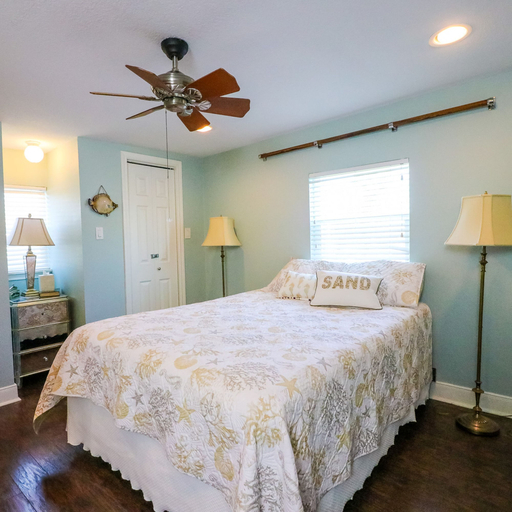 Room 5, Great Location Spacious Yard Coffee bar, Galveston