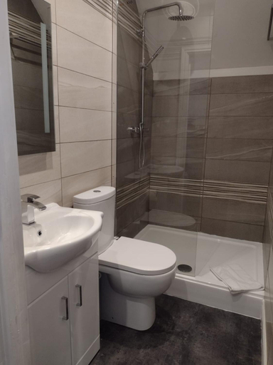 Bathroom 2, The Wheatsheaf Inn, Warwickshire