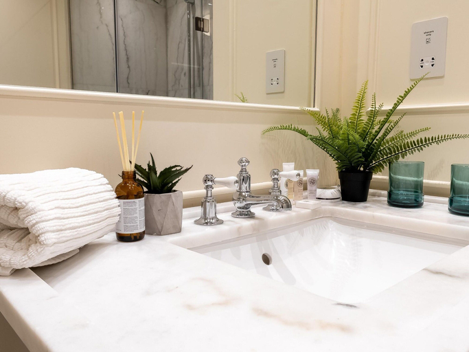 Bathroom 5, Discover The Underworld Five Bedroom by Belvilla, London