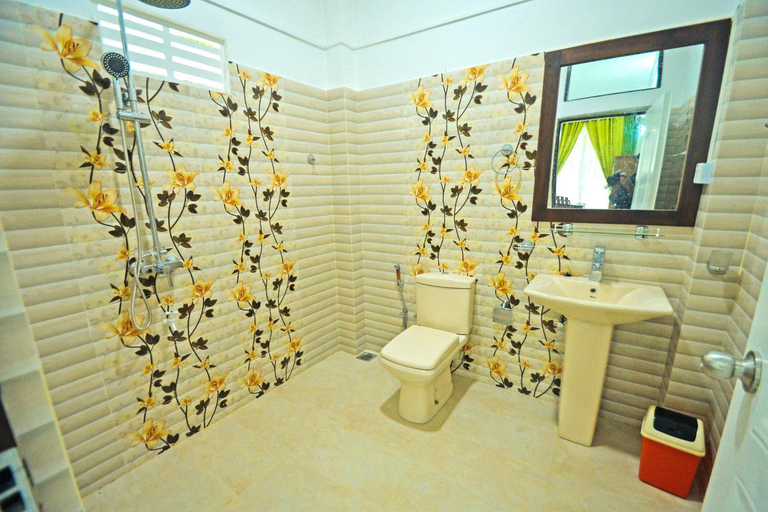 Bathroom 3, Spice Village Hotel & Restaurant, Hingurakgoda