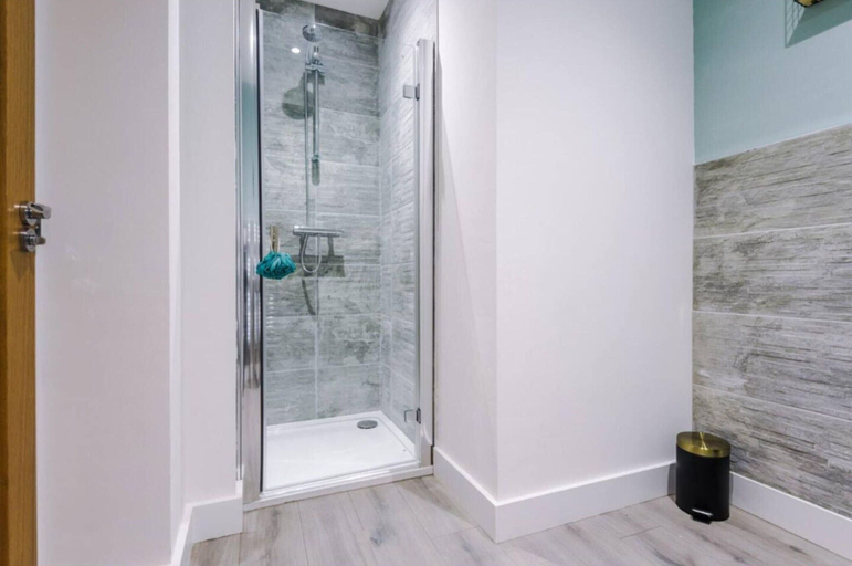 Bathroom 4, Old Trafford Two-bedroom Stay by Belvilla, Salford
