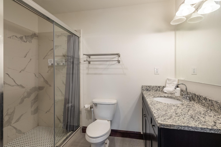 Bathroom 4, Sosuite 2BR Apt w Balcony, W/d, Gym, On-site Bar, Philadelphia