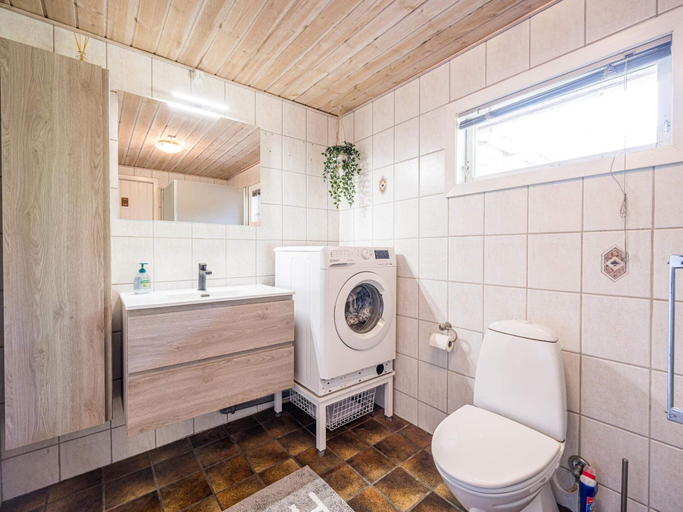 Bathroom 5, 6 Person Holiday Home on a Holiday Park in Blavand, Varde
